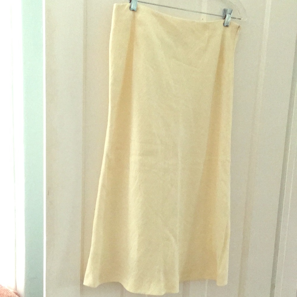 Flowing mid length skirt- very slimming